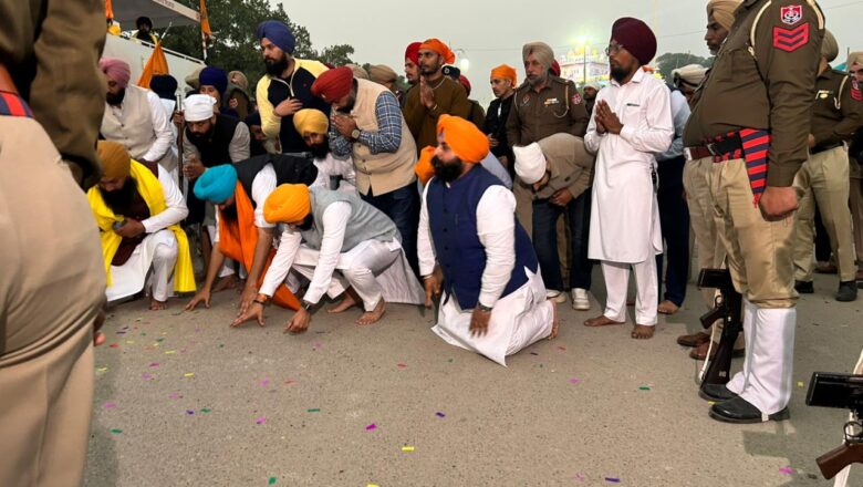 ਤਲਵੰਡੀ ਸਾਬੋ ਤੋਂ ਅਰੰਭ ਹੋਏ ਸ਼ਹੀਦੀ ਦਿਹਾੜੇ ਨੂੰ ਸਮਰਪਿਤ ਵਿਸ਼ਾਲ ਨਗਰ ਕੀਰਤਨ ਦਾ ਸ੍ਰੀ ਅਨੰਦਪੁਰ ਸਾਹਿਬ ਵਿਖੇ ਪਹੁੰਚਣ ‘ਤੇ ਕੈਬਨਿਟ ਮੰਤਰੀ ਹਰਜੋਤ ਸਿੰਘ ਬੈਂਸ, ਤਰੁਨਪ੍ਰੀਤ ਸਿੰਘ ਸੌਂਦ ਅਤੇ ਸੰਸਦ ਮੈਂਬਰ ਮਲਵਿੰਦਰ ਸਿੰਘ ਕੰਗ ਵਲੋਂ ਫੁੱਲਾਂ ਦੀ ਵਰਖਾ ਨਾਲ ਸਵਾਗਤ