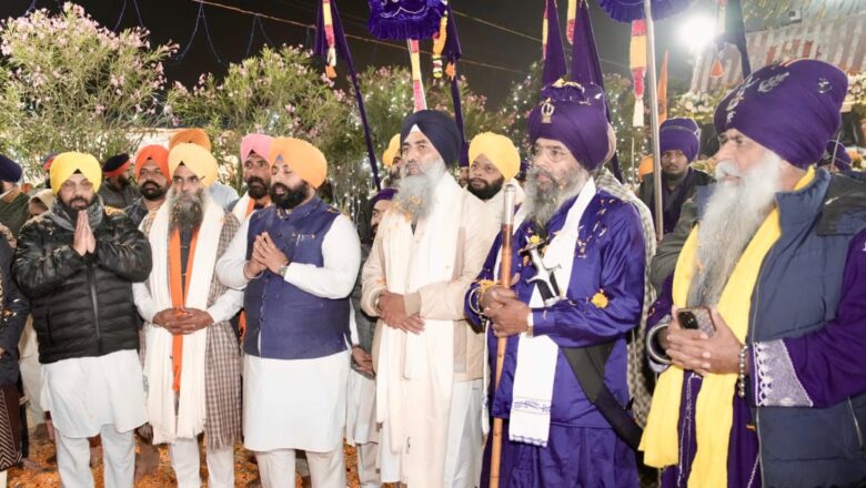 ਸ੍ਰੀਨਗਰ ਤੋਂ ਅਰੰਭ ਹੋਏ ਸ਼ਹੀਦੀ ਦਿਹਾੜੇ ਨੂੰ ਸਮਰਪਿਤ ਵਿਸ਼ਾਲ ਨਗਰ ਕੀਰਤਨ ਦਾ ਸ੍ਰੀ ਅਨੰਦਪੁਰ ਸਾਹਿਬ ਵਿਖੇ ਪਹੁੰਚਣ ‘ਤੇ ਕੈਬਨਿਟ ਮੰਤਰੀ ਹਰਜੋਤ ਸਿੰਘ ਬੈਂਸ ਅਤੇ ਹਰਭਜਨ ਸਿੰਘ ਈ ਟੀ ਓ ਵਲੋਂ ਫੁੱਲਾਂ ਦੀ ਵਰਖਾ ਨਾਲ ਸਵਾਗਤ