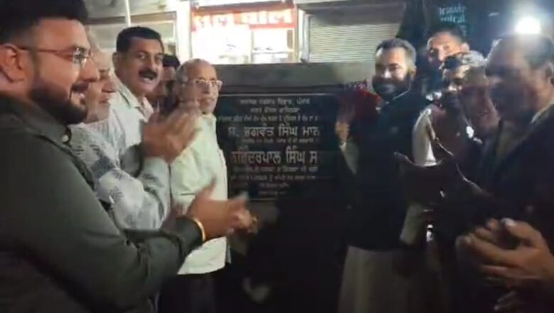 ਵਿਧਾਇਕ ਨਰਿੰਦਰਪਾਲ ਸਿੰਘ ਸਵਨਾ ਨੇ ਫਾਜ਼ਿਲਕਾ ਸ਼ਹਿਰ ਵਿੱਚ ਮੇਹਰੀਆ ਬਜ਼ਾਰ ਵਾਲੀ ਸੜਕ ਦਾ ਨੀਂਹ ਪੱਥਰ ਰੱਖ ਕੇ ਕੰਮ ਸ਼ੁਰੂ ਕਰਵਾਇਆ।