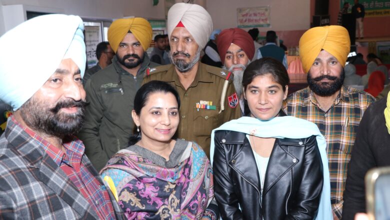 ਕੁਲਰੀਆਂ ਦੀ ਅਮਨਜੀਤ ਕੌਰ ਨੌਜਵਾਨਾਂ ਲਈ ਬਣੀ ਮਿਸਾਲ, ਫੁੱਲਾਂ ਦੀ ਖੇਤੀ ਨੇ ਮਹਿਕਾਈ ਆਰਥਿਕਤਾ