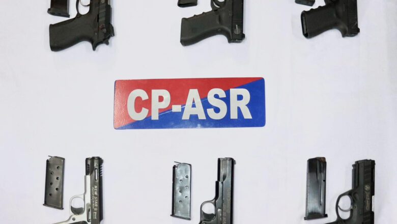 ਅੰਮ੍ਰਿਤਸਰ ਵਿੱਚ, ਸਰਹੱਦ ਪਾਰੋਂ ਚੱਲ ਰਹੇ ਹਥਿਆਰ ਤਸਕਰੀ  ਮਾਡਿਊਲ ਦਾ ਪਰਦਾਫ਼ਾਸ਼; ਇੱਕ ਨਾਬਾਲਗ ਸਮੇਤ 6 ਵਿਅਕਤੀ ਛੇ ਪਿਸਤੌਲਾਂ ਨਾਲ ਗ੍ਰਿਫਤਾਰ