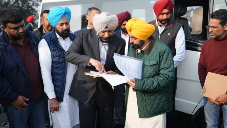 ਮੁੱਖ ਮੰਤਰੀ ਵੱਲੋਂ ਨਿਰਮਾਣ ਅਧੀਨ ਸੜਕਾਂ ਦੀ ਅਚਨਚੇਤ ਜਾਂਚ, ਸੜਕ ਵਿੱਚ ਖਾਮੀਆਂ ਦਾ ਪਤਾ ਲੱਗਣ ਤੋਂ ਬਾਅਦ ਠੇਕੇਦਾਰ ਵਿਰੁੱਧ ਕਾਰਨ ਦੱਸੋ ਨੋਟਿਸ ਜਾਰੀ ਅਤੇ ਅਦਾਇਗੀ ਰੋਕਣ ਦੇ ਹੁਕਮ