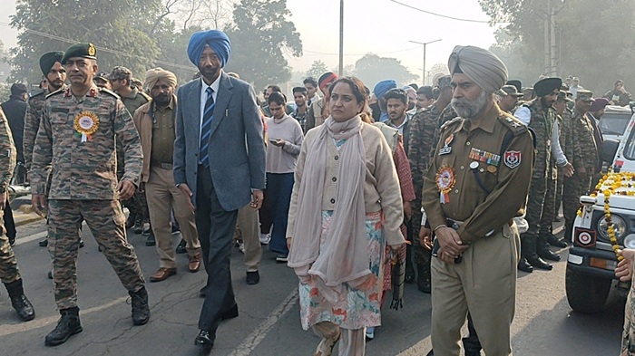 ਸ਼ਹੀਦ ਸੈਨਿਕਾਂ ਦੀ ਕੁਰਬਾਨੀਆਂ ਨੂੰ ਕਦੇ ਭੁਲਾਇਆ ਨਹੀਂ ਜਾ ਸਕਦਾ, ਵਿਕਟਰੀ ਪਰੇਡ ਇਕ ਅਨੋਖਾ ਅਹਿਸਾਸ -ਡਿਪਟੀ ਕਮਿਸ਼ਨਰ