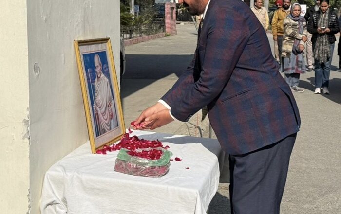 ਬਲੀਦਾਨ ਦਿਵਸ ਮੌਕੇ ਅਧਿਕਾਰੀਆਂ ਅਤੇ ਕਰਮਚਾਰੀਆਂ ਨੇ ਦੋ ਮਿੰਟ ਦਾ ਮੋਨ ਧਾਰਿਆ