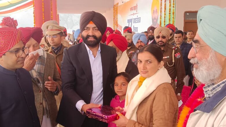 ਲਾਲਜੀਤ ਸਿੰਘ ਭੁੱਲਰ ਵੱਲੋਂ ਸ੍ਰੀ ਮੁਕਤਸਰ ਸਾਹਿਬ ਵਿਖੇ ਗਣਤੰਤਰ ਦਿਵਸ ਮੌਕੇ ਕੌਮੀ ਝੰਡਾ ਲਹਿਰਾਇਆ ਗਿਆ