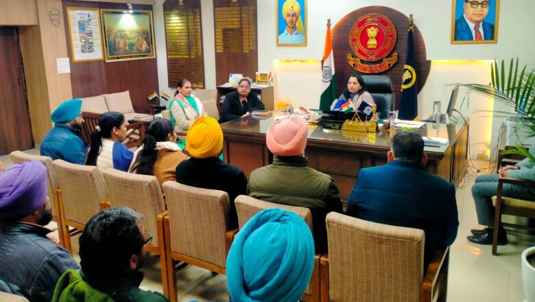 ਡਿਪਟੀ ਕਮਿਸ਼ਨਰ ਨੇ ਪ੍ਰਬੰਧਕੀ ਕੰਪਲੈਕਸ ਦੇ ਸਮੂਹ ਕਰਮਚਾਰੀਆਂ ਨੂੰ ਨਵੇਂ ਸਾਲ ਦੀ ਦਿੱਤੀ ਵਧਾਈ