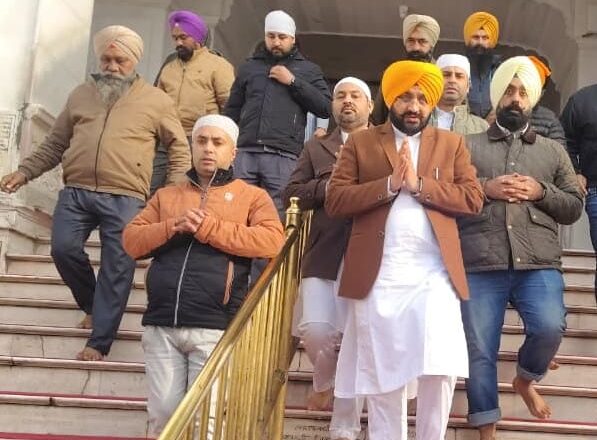 ਨੰਗੇ ਪੈਰੀਂ ਚੱਲ ਕੇ ਸ੍ਰੀ ਅਕਾਲ ਤਖ਼ਤ ਸਾਹਿਬ ਪੇਸ਼ ਹੋਏ ਤਰੁਨਪ੍ਰੀਤ ਸਿੰਘ ਸੌਂਦ