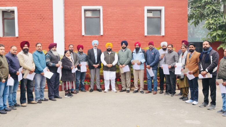 ਹਰਜੋਤ ਸਿੰਘ ਬੈਂਸ ਨੇ ਪੰਜਾਬ ਸਕੂਲ ਸਿੱਖਿਆ ਬੋਰਡ ਦੇ 21 ਕੱਚੇ ਕਰਮਚਾਰੀਆਂ ਨੂੰ ਰੈਗੂਲਰਾਈਜ਼ੇਸ਼ਨ ਸਰਟੀਫ਼ਿਕੇਟ ਸੌਂਪੇ