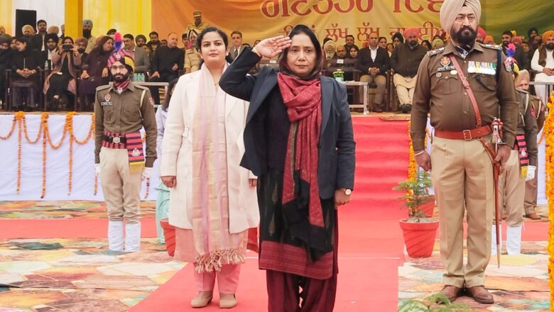 ਕੈਬਨਿਟ ਮੰਤਰੀ ਡਾ. ਬਲਜੀਤ ਕੌਰ ਨੇ ਫਿਰੋਜ਼ਪੁਰ ਵਿਖੇ ਗਣਤੰਤਰ ਦਿਵਸ ਮੌਕੇ ਲਹਿਰਾਇਆ ਕੌਮੀ ਝੰਡਾ