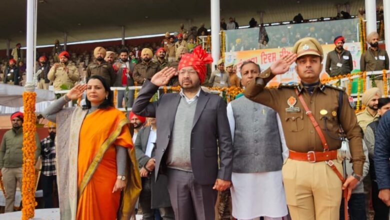 ਕੈਬਨਿਟ ਮੰਤਰੀ ਡਾ. ਰਵਜੋਤ ਸਿੰਘ ਨੇ ਗਣਤੰਤਰ ਦਿਵਸ ਮੌਕੇ ਮਾਨਸਾ ‘ਚ ਲਹਿਰਾਇਆ ਕੌਮੀ ਝੰਡਾ