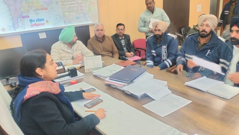 ਐਸਡੀਐਮ/ਆਰਟੀਓ ਫਾਜਿਲਕਾ ਦੀ ਪ੍ਰਧਾਨਗੀ ਹੇਠ ਕੌਮੀ ਸੜਕ ਸੁਰੱਖਿਆ ਮਹੀਨਾ ਤਹਿਤ ਅਧਿਕਾਰੀਆਂ ਨਾਲ ਹੋਈ ਮੀਟਿੰਗ