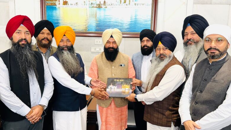 ਪੰਜਾਬ ਰਾਜ ਅਨੁਸੂਚਿਤ ਜਾਤੀਆਂ ਕਮਿਸ਼ਨ ਦੇ ਚੇਅਰਮੈਨ ਜਸਵੀਰ ਸਿੰਘ ਗੜ੍ਹੀ ਨੇ ਸ੍ਰੀ ਦਰਬਾਰ ਸਾਹਿਬ ਵਿਖੇ ਮੱਥਾ ਟੇਕਿਆ