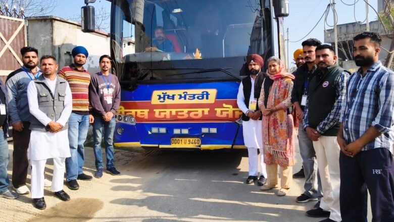 ਅੰਮ੍ਰਿਤਸਰ ਵਿਖੇ ਧਾਰਮਿਕ ਅਸਥਾਨਾਂ ਦੇ ਦਰਸ਼ਨਾਂ ਲਈ ਸ਼ਰਧਾਲੂ ਪਿੰਡ ਰਾਮਗੜ੍ਹ ਸੰਧੂਆਂ ਤੋਂ ਰਵਾਨਾ