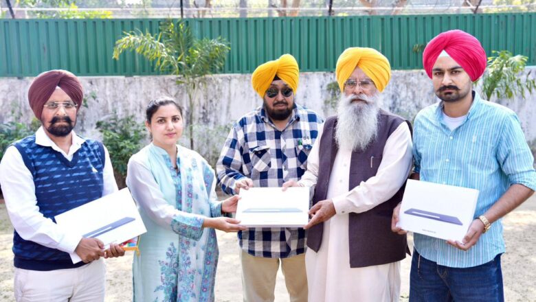 ਗੁਰਮੀਤ ਸਿੰਘ ਖੁੱਡੀਆਂ ਨੇ ਸਾਥੀ ਪੋਰਟਲ ਕਾਰਜਾਂ ਨੂੰ ਸੁਚਾਰੂ ਬਣਾਉਣ ਲਈ ਸੀਡ ਸਰਟੀਫ਼ਿਕੇਸ਼ਨ ਅਫ਼ਸਰਾਂ ਨੂੰ  ਸੌਂਪੇ 40 ਟੈਬਲੇਟਸ