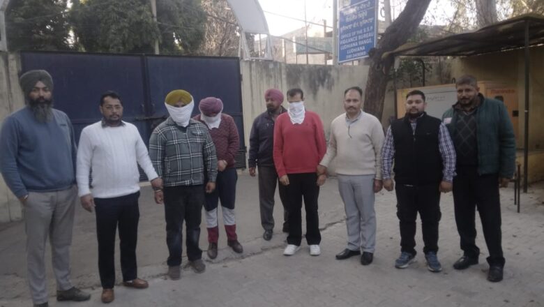 ਵਿਜੀਲੈਂਸ ਬਿਊਰੋ ਵੱਲੋਂ ਦੋ ਸੀਨੀਅਰ ਇੰਡਸਟਰੀਅਲ ਪ੍ਰਮੋਸ਼ਨਲ ਅਫ਼ਸਰ ਅਤੇ ਟਰੇਡ ਅਸਿਸਟੈਂਟ 30,000 ਰੁਪਏ ਰਿਸ਼ਵਤ ਲੈਂਦੇ ਰੰਗੇ ਹੱਥੀਂ ਕਾਬੂ