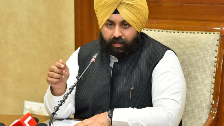 ਚਾਕਬੋਰਡਾਂ ਤੋਂ ਸਮਾਰਟ ਕਲਾਸਰੂਮਾਂ ਤੱਕ: ਭਗਵੰਤ ਮਾਨ ਸਰਕਾਰ ਨੇ ਪੰਜਾਬ ਦੇ ਸਰਕਾਰੀ ਸਕੂਲਾਂ ਵਿੱਚ ਲਿਆਂਦੀ ਡਿਜੀਟਲ ਕ੍ਰਾਂਤੀ