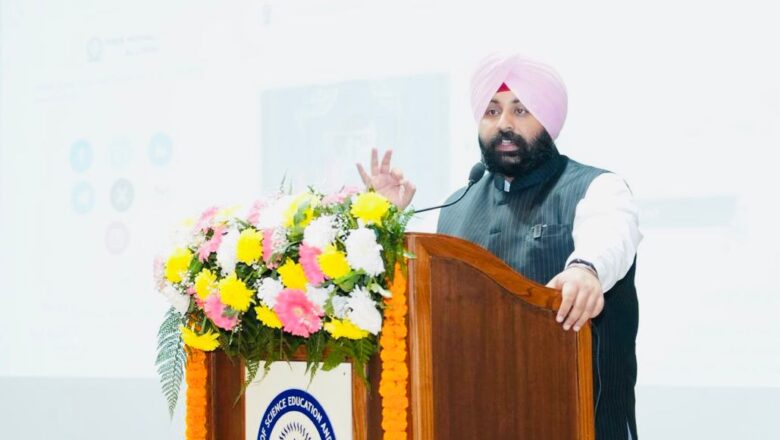 ਦੇਸ਼ ਦੀ ਪ੍ਰਗਤੀ ਵਿੱਚ ਵਿਗਿਆਨ ਦੀ ਅਹਿਮ ਭੂਮਿਕਾ: ਹਰਜੋਤ ਬੈਂਸ ਨੇ ਵਿਦਿਆਰਥੀਆਂ ਨੂੰ ਆਪਣੀ ਜਿਗਿਆਸਾ ਵਧਾਉਣ ਲਈ ਕੀਤਾ ਉਤਸ਼ਾਹਿਤ