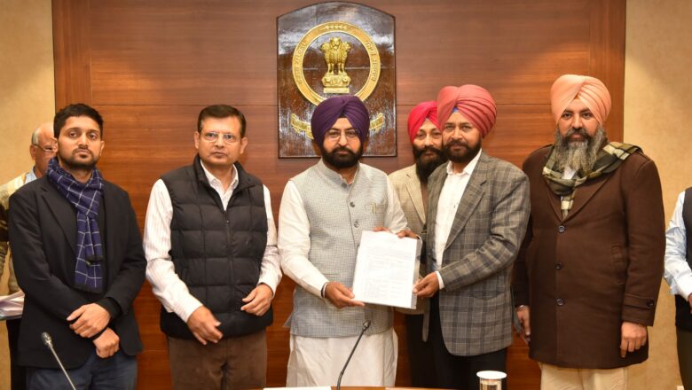 ਮਾਲ ਮੰਤਰੀ ਹਰਦੀਪ ਸਿੰਘ ਮੁੰਡੀਆਂ ਨੇ ਨਾਇਬ ਤਹਿਸੀਲਦਾਰਾਂ ਵਜੋਂ ਪਦਉੱਨਤ ਹੋਏ 16 ਅਧਿਕਾਰੀਆਂ ਨੂੰ ਸੌਂਪੇ ਤਰੱਕੀ ਪੱਤਰ