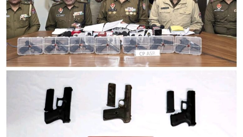 ਅੰਮ੍ਰਿਤਸਰ ਵਿੱਚ ਸਰਹੱਦ ਪਾਰੋਂ ਚੱਲ ਰਹੇ ਹਥਿਆਰ ਤਸਕਰੀ ਨੈੱਟਵਰਕ ਦੇ ਦੋ ਕਾਰਕੁਨ 7 ਪਿਸਤੌਲਾਂ ਸਮੇਤ ਕਾਬੂ