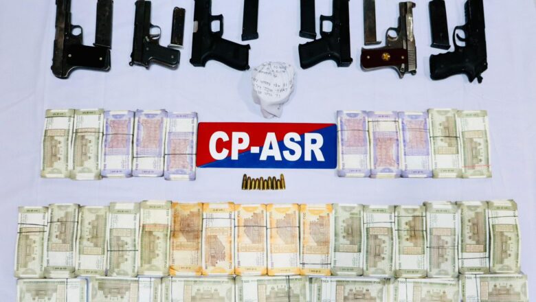 ਅੰਮ੍ਰਿਤਸਰ ਤੋਂ ਛੇ ਪਿਸਤੌਲਾਂ, 115 ਗ੍ਰਾਮ ਹੈਰੋਇਨ ਅਤੇ 11.9 ਲੱਖ ਰੁਪਏ ਦੀ ਡਰੱਗ ਮਨੀ ਸਮੇਤ ਸਰਹੱਦ ਪਾਰ ਦੇ ਤਸਕਰੀ ਨੈੱਟਵਰਕ ਨਾਲ ਜੁੜੇ ਪੰਜ ਵਿਅਕਤੀ ਕਾਬੂ