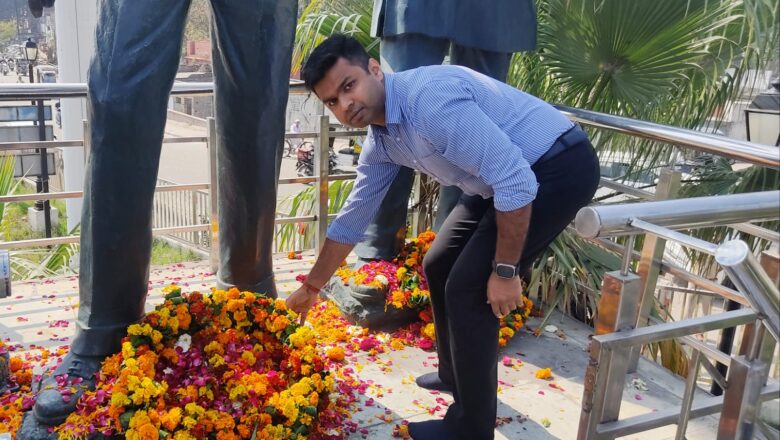 ਡਿਪਟੀ ਕਮਿਸ਼ਨਰ ਨੇ ਸ਼ਹੀਦ-ਏ-ਆਜ਼ਮ  ਭਗਤ ਸਿੰਘ, ਸ਼ਹੀਦ ਰਾਜਗੁਰੂ ਅਤੇ ਸ਼ਹੀਦ ਸੁਖਦੇਵ ਨੂੰ ਸ਼ਹੀਦੀ ਦਿਹਾੜੇ ਮੌਕੇ ਸ਼ਰਧਾ ਦੇ ਫੁੱਲ ਕੀਤੇ ਭੇਂਟ