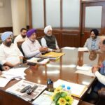 1962, 1965 ਅਤੇ 1971 ਦੀਆਂ ਜੰਗਾਂ  ਵਿੱਚ ਸ਼ਹੀਦ ਸੈਨਿਕਾਂ ਦੇ ਪਰਿਵਾਰਾਂ ਨੂੰ ਮੁਆਵਜ਼ਾ ਦੇਣ ਸਬੰਧੀ ਮੋਹਿੰਦਰ ਭਗਤ ਵੱਲੋਂ ਅਧਿਕਾਰੀਆਂ ਨਾਲ ਵਿਸ਼ੇਸ਼ ਮੀਟਿੰਗ