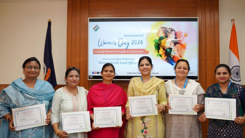 ਲੋਕਤੰਤਰ ਦੀਆਂ ਜੜ੍ਹਾਂ ਮਜ਼ਬੂਤ ਕਰਨ ਵਿੱਚ ਔਰਤਾਂ ਦੀ ਅਹਿਮ ਭੂਮਿਕਾ: ਪੰਜਾਬ ਨੇ ਸ਼ਾਨਦਾਰ ਕਾਰਗੁਜ਼ਾਰੀ ਵਾਲੀਆਂ ਮਹਿਲਾ ਬੀ.ਐਲ.ਓ. ਨੂੰ ਕੀਤਾ ਸਨਮਾਨਿਤ