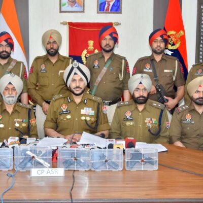 ਅੰਮ੍ਰਿਤਸਰ ਵਿੱਚ ਸਰਹੱਦ ਪਾਰੋਂ ਚੱਲ ਰਹੇ ਹਥਿਆਰ ਤਸਕਰੀ ਦੇ ਮਾਡਿਊਲ ਦਾ ਪਰਦਾਫਾਸ਼; ਨਾਬਾਲਗ ਸਮੇਤ ਛੇ ਵਿਅਕਤੀ ਪੰਜ ਪਿਸਤੌਲਾਂ ਸਣੇ ਗ੍ਰਿਫ਼ਤਾਰ