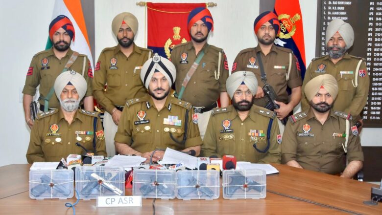 ਅੰਮ੍ਰਿਤਸਰ ਵਿੱਚ ਸਰਹੱਦ ਪਾਰੋਂ ਚੱਲ ਰਹੇ ਹਥਿਆਰ ਤਸਕਰੀ ਦੇ ਮਾਡਿਊਲ ਦਾ ਪਰਦਾਫਾਸ਼; ਨਾਬਾਲਗ ਸਮੇਤ ਛੇ ਵਿਅਕਤੀ ਪੰਜ ਪਿਸਤੌਲਾਂ ਸਣੇ ਗ੍ਰਿਫ਼ਤਾਰ