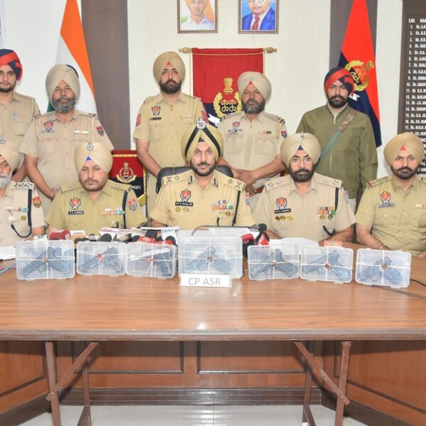ਸਰਹੱਦ ਪਾਰੋਂ ਚਲ ਰਹੇ ਹਥਿਆਰ ਤਸਕਰੀ ਮਾਡਿਊਲ ਦਾ ਪਰਦਾਫਾਸ਼, ਨਾਬਾਲਗ ਸਮੇਤ ਛੇ ਦੋਸ਼ੀ ਅੰਮ੍ਰਿਤਸਰ ਵਿੱਚ ਕਾਬੂ; ਸੱਤ ਆਧੁਨਿਕ ਪਿਸਤੌਲ ਵੀ ਕੀਤੇ ਬਰਾਮਦ