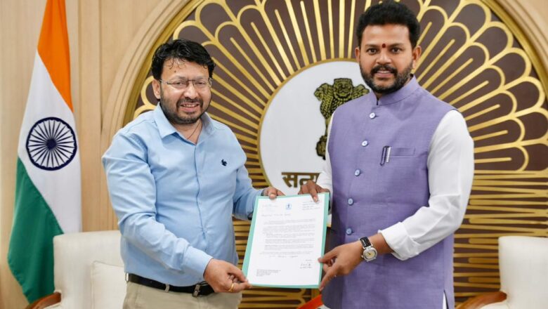 ਡਾ. ਰਵਜੋਤ ਸਿੰਘ ਨੇ ਕੇਂਦਰੀ ਸ਼ਹਿਰੀ ਹਵਾਬਾਜ਼ੀ ਮੰਤਰੀ ਕੇ.ਆਰ. ਨਾਇਡੂ ਨਾਲ ਕੀਤੀ ਮੁਲਾਕਾਤ; ਫਸੇ ਹੋਏ ਪੰਜਾਬੀਆਂ ਲਈ ਬਚਾਅ ਉਡਾਣਾਂ ਸ਼ੁਰੂ ਕਰਨ ਦੀ ਕੀਤੀ ਮੰਗ