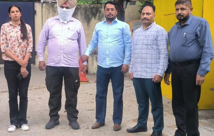 10000 ਰੁਪਏ ਰਿਸ਼ਵਤ ਲੈਂਦਾ ਨਾਇਬ ਕੋਰਟ ਵਿਜੀਲੈਂਸ ਬਿਊਰੋ ਵੱਲੋਂ ਰੰਗੇ ਹੱਥੀਂ ਕਾਬੂ