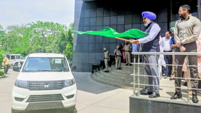 ਵਿੱਤ ਮੰਤਰੀ ਹਰਪਾਲ ਸਿੰਘ ਚੀਮਾ ਨੇ ਰਿਕਾਰਡ ਮਾਲੀਆ ਵਾਧੇ ਦਰਮਿਆਨ ਆਬਕਾਰੀ ਅਤੇ ਕਰ ਵਿਭਾਗ ਦੀ ਇਨਫੋਰਸਮੈਂਟ ਨੂੰ ਹੁਲਾਰਾ ਦੇਣ ਲਈ 25 ਨਵੇਂ ਵਾਹਨਾਂ ਨੂੰ ਹਰੀ ਝੰਡੀ ਦੇ ਕੇ ਕੀਤਾ ਰਵਾਨਾ
