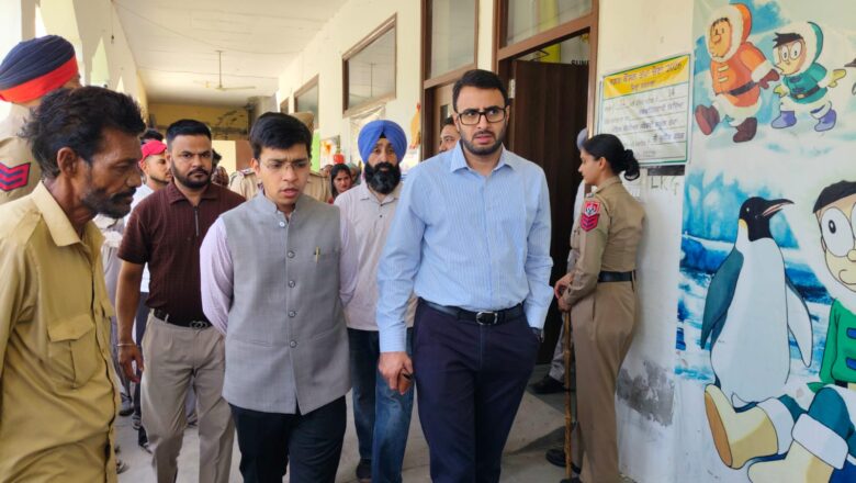ਨਗਰ ਨਿਗਮ ਅਤੇ ਨਗਰ ਕੌਂਸਲ ਚੋਣਾਂ: ਜ਼ਿਲ੍ਹਾ ਚੋਣਕਾਰ ਅਫ਼ਸਰ ਹਰਪ੍ਰੀਤ ਸਿੰਘ ਵੱਲੋਂ ਵੱਖ-ਵੱਖ ਪੋਲਿੰਗ ਬੂਥਾਂ ਦਾ ਦੌਰਾ