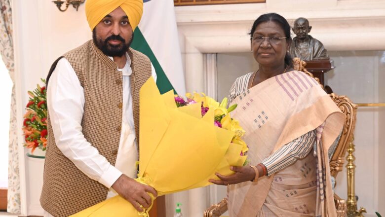 ਪੰਜਾਬ ਦੇ ਮੁੱਖ ਮੰਤਰੀ ਭਗਵੰਤ ਸਿੰਘ ਮਾਨ ਨੇ ਰਾਸ਼ਟਰਪਤੀ ਨਾਲ ਕੀਤੀ ਮੁਲਾਕਾਤ, ‘ਪੰਜਾਬ ਦੇ ਗੱਦਾਰ’ ਰਾਜ ਸਭਾ ਮੈਂਬਰਾਂ ਦੀ ਮੈਂਬਰਸ਼ਿਪ ਰੱਦ ਕਰਨ ਦੀ ਕੀਤੀ ਮੰਗ