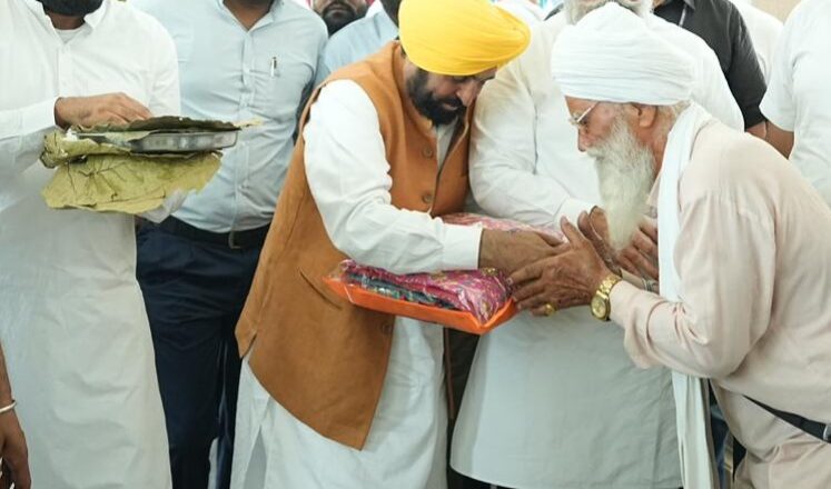 ਅਕਾਲੀਆਂ ਨੇ ਬੇਅਦਬੀ ਦੀ ਆਗਿਆ ਦਿੱਤੀ ਅਤੇ ਦੋਸ਼ੀਆਂ ਨੂੰ ਬਚਾ ਕੇ ਰੱਖਿਆ, ਅੱਜ ਉਹ 25 ਲੋਕਾਂ ਨੂੰ ਵੀ ਇਕੱਠੇ ਨਹੀਂ ਕਰ ਸਕਦੇ: ਮੁੱਖ ਮੰਤਰੀ ਭਗਵੰਤ ਸਿੰਘ ਮਾਨ