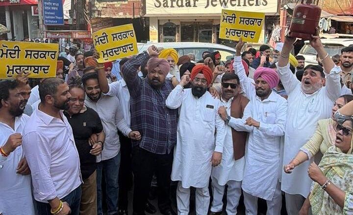 ‘ਆਪ’ ਦੀ ਟਰੇਡ ਵਿੰਗ ਵਲੋਂ ਗੈਸ ਸਿਲੰਡਰਾਂ ਦੀਆਂ ਕੀਮਤਾਂ ‘ਚ ਵਾਧੇ ਵਿਰੁਧ ਘੰਟਾ ਘਰ ਵਿਖੇ ਰੋਸ਼ ਪ੍ਰਦਰਸ਼ਨ