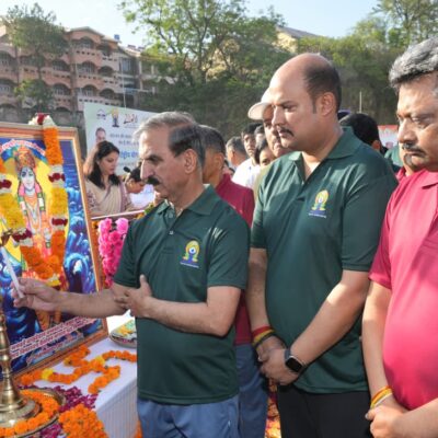 मुख्यमंत्री ने लगभग दो हजार लोगों के साथ किया योगाभ्यास