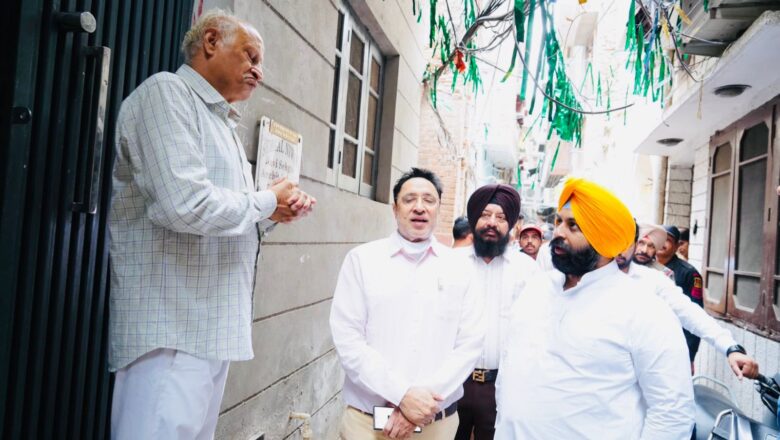 ਹਰਜੋਤ ਸਿੰਘ ਬੈਂਸ ਨੇ ਰਾਤ 1 ਵਜੇ ਅੰਮ੍ਰਿਤਸਰ ਵਿੱਚ ਸਫ਼ਾਈ ਮੁਹਿੰਮ ਦੀ ਕੀਤੀ ਅਗਵਾਈ; ਗੁਰੂ ਨਗਰੀ ਦੀਆਂ ਸੜਕਾਂ ਨੂੰ ਸਾਫ਼-ਸੁਥਰਾ ਰੱਖਣ ਲਈ ਰਾਤ 10 ਵਜੇ ਤੋਂ 2 ਵਜੇ ਤੱਕ ਚੱਲਣ ਵਾਲੀ ਸਫ਼ਾਈ ਮੁਹਿੰਮ ਦਾ ਕੀਤਾ ਆਗ਼ਾਜ਼