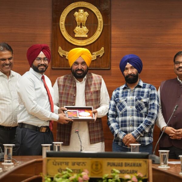 ਮੁੱਖ ਮੰਤਰੀ ਭਗਵੰਤ ਸਿੰਘ ਮਾਨ ਵੱਲੋਂ ਯੂ.ਪੀ.ਐਸ.ਸੀ.-2025 ਪਾਸ ਕਰਨ ਵਾਲੇ ਉਮੀਦਵਾਰਾਂ ਦਾ ਸਨਮਾਨ; ਕਿਹਾ, ਪੰਜਾਬ ਦੇ ਆਮ ਪਰਿਵਾਰਾਂ ਦੇ ਬੱਚੇ ਲਗਾਤਾਰ ਸੂਬੇ ਦਾ ਮਾਣ ਵਧਾ ਰਹੇ