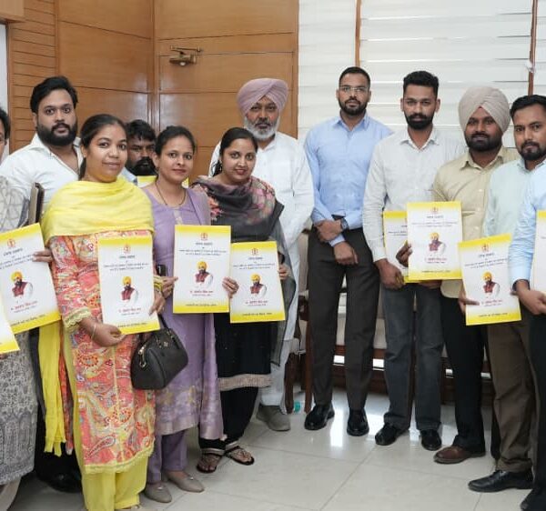 ਵਿੱਤ ਮੰਤਰੀ ਹਰਪਾਲ ਸਿੰਘ ਚੀਮਾ ਨੇ ਆਬਕਾਰੀ ਤੇ ਕਰ ਵਿਭਾਗ ਵਿੱਚ 14 ਨਵੇਂ ਭਰਤੀ ਹੋਏ ਮੁਲਾਜ਼ਮਾਂ ਨੂੰ ਨਿਯੁਕਤੀ ਪੱਤਰ ਸੌਂਪੇ