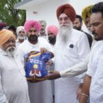 ਸਪੀਕਰ ਕੁਲਤਾਰ ਸਿੰਘ ਸੰਧਵਾਂ ਨੇ ਪਿੰਡ ਥਾਰਾ ਅਤੇ ਮੌੜ ਵਿਖੇ ਲੋਕ ਮਿਲਣੀ ਕਰਕੇ ਸਮਾਰਟ ਰਾਸ਼ਨ ਕਾਰਡ ਧਾਰਕਾਂ ਨੂੰ ਰਾਸ਼ਨ ਵੰਡਿਆ