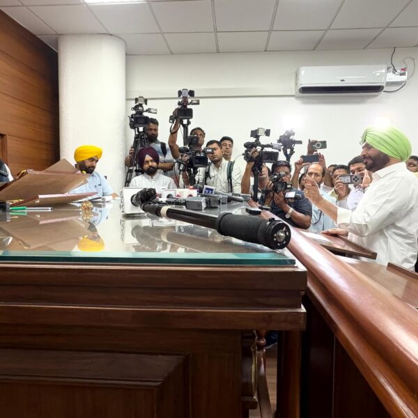 ਪੰਜਾਬ ਰਾਜ ਅਨੁਸੂਚਿਤ ਜਾਤੀਆਂ ਕਮਿਸ਼ਨ ਅੱਗੇ ਪੇਸ਼ ਹੋਏ ਕੇਂਦਰੀ ਰੇਲ ਰਾਜ ਮੰਤਰੀ ਰਵਨੀਤ ਸਿੰਘ ਬਿੱਟੂ