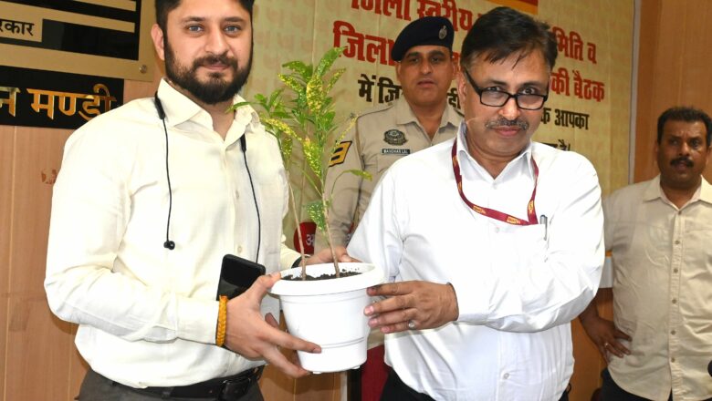 जिले में आर्थिक विकास को गति प्रदान करने के लिए आपसी समन्वय से करें कार्य बैंक और विभाग – अपूर्व देवगन