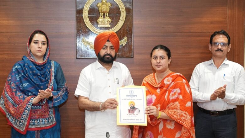 ਹਰਦੀਪ ਸਿੰਘ ਮੁੰਡੀਆਂ ਨੇ ਜਲ ਸਪਲਾਈ ਅਤੇ ਸੈਨੀਟੇਸ਼ਨ ਵਿਭਾਗ ਦੇ 52 ਨਵ-ਨਿਯੁਕਤ ਮੁਲਾਜ਼ਮਾਂ ਨੂੰ ਨਿਯੁਕਤੀ ਪੱਤਰ ਸੌਂਪੇ
