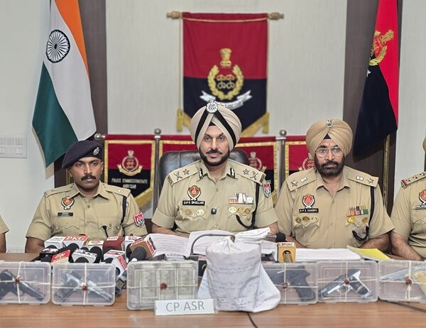 ਸਰਹੱਦ ਪਾਰੋਂ ਚੱਲ ਰਹੇ ਤਸਕਰੀ ਮਾਡਿਊਲ ਨਾਲ ਜੁੜੇ ਚਾਰ ਵਿਅਕਤੀ 5 ਪਿਸਤੌਲ, 2 ਕਿਲੋ ਹੈਰੋਇਨ ਅਤੇ 5 ਲੱਖ ਰੁਪਏ ਦੀ ਡਰੱਗ ਮਨੀ ਸਮੇਤ ਕਾਬੂ