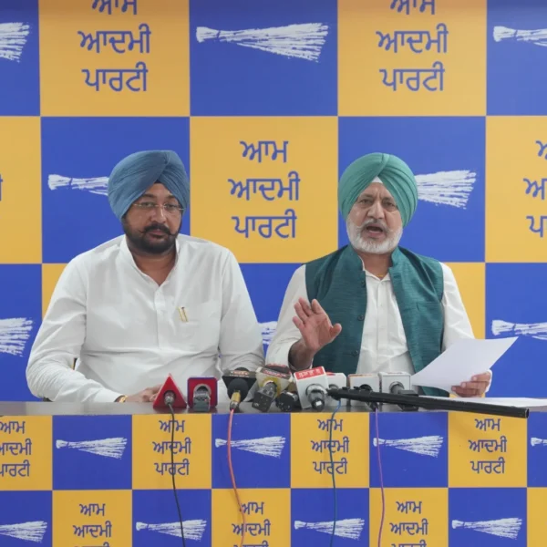 ਅੰਮ੍ਰਿਤਸਰ ‘ਚ ਕਾਂਗਰਸੀ ਵਰਕਰਾਂ ਨੇ ਮੁੱਖ ਮੰਤਰੀ ਤੀਰਥ ਯਾਤਰਾ ਬੱਸ ‘ਤੇ ਕੀਤਾ ਹਮਲਾ