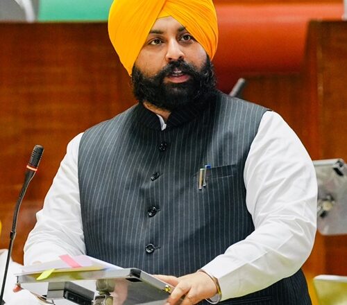 ਸਾਲ 2022 ਵਿੱਚ ਬਿਨਾਂ ਚਾਰਦੀਵਾਰੀ ਤੇ ਫ਼ਰਸ਼ ‘ਤੇ ਬੈਠ ਕੇ ਪੜ੍ਹਨ ਲਈ ਮਜ਼ਬੂਰ ਸਨ 4 ਲੱਖ ਵਿਦਿਆਰਥੀ ਪਰ ਅੱਜ ਦੇਸ਼ ਭਰ ‘ਚੋਂ ਸਕੂਲੀ ਸਿੱਖਿਆ ਵਿੱਚ ਮੋਹਰੀ ਬਣ ਕੇ ਉਭਰਿਆ ਪੰਜਾਬ: ਹਰਜੋਤ ਸਿੰਘ ਬੈਂਸ