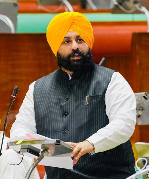 ਸਾਲ 2022 ਵਿੱਚ ਬਿਨਾਂ ਚਾਰਦੀਵਾਰੀ ਤੇ ਫ਼ਰਸ਼ ‘ਤੇ ਬੈਠ ਕੇ ਪੜ੍ਹਨ ਲਈ ਮਜ਼ਬੂਰ ਸਨ 4 ਲੱਖ ਵਿਦਿਆਰਥੀ ਪਰ ਅੱਜ ਦੇਸ਼ ਭਰ ‘ਚੋਂ ਸਕੂਲੀ ਸਿੱਖਿਆ ਵਿੱਚ ਮੋਹਰੀ ਬਣ ਕੇ ਉਭਰਿਆ ਪੰਜਾਬ: ਹਰਜੋਤ ਸਿੰਘ ਬੈਂਸ