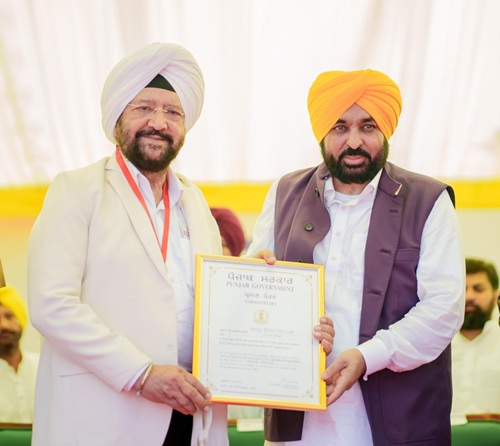 ਮੁੱਖ ਮੰਤਰੀ ਭਗਵੰਤ ਸਿੰਘ ਮਾਨ ਨੇ ਵੱਖ-ਵੱਖ ਖੇਤਰਾਂ ਵਿੱਚ ਵਡਮੁੱਲਾ ਯੋਗਦਾਨ ਪਾਉਣ ਵਾਲੀਆਂ 29 ਉੱਘੀਆਂ ਸ਼ਖਸੀਅਤਾਂ ਨੂੰ ਸਟੇਟ ਐਵਾਰਡ ਨਾਲ ਕੀਤਾ ਸਨਮਾਨਿਤ